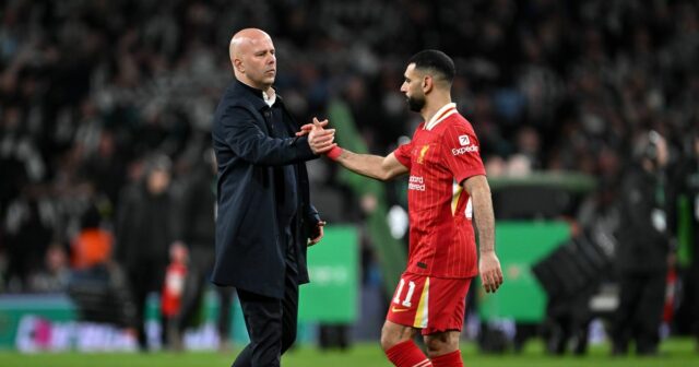 Mohamed Salah menovaný do tímu Liverpoolu pre zápas v Brightone, LONDÝN, ANGLICKO – 16. MARCA: (VYCHÁDZA SLNKO, VYCHÁDZA SLNKO) Arne Slot, manažér z Liverpoolu, si podáva ruku s Mohamedom Salahom z Liverpoolu po finále Carabao Cupu medzi Liverpoolom a Newcastlom United na štadióne Wembley 16. marca 2025 v Londýne v Anglicku. (Foto Liverpool FC/Liverpool FC cez Getty Images)