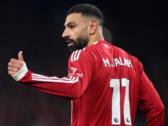 Mohamed Salah nepoužíva svoje skutočné priezvisko na zadnej strane svojho liverpoolskeho topu LIVERPOOL, ANGLICKO – 3. DECEMBRA: Mohamed Salah z Liverpoolu gestikuluje počas zápasu Premier League medzi Liverpoolom a Sunderlandom na Anfielde 3. decembra 2025 v Liverpoole v Anglicku. (Foto: Carl Recine/Getty Images)