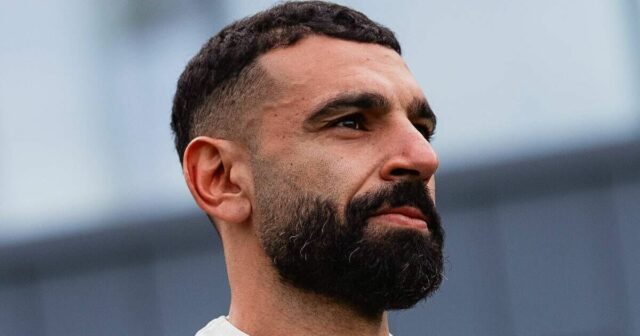 Mohamed Salah prichádza na tréningové ihrisko v Liverpoole, keď sa Mohamed Salah prichádza na tréningové ihrisko v Liverpoole, keď sa raduje Arne Slot | Futbal | Šport