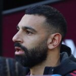 LONDÝN, ANGLICKO - 30. NOVEMBRA: Mohamed Salah z Liverpoolu na striedačke počas zápasu Premier League medzi West Ham United a Liverpoolom na londýnskom štadióne 30. novembra 2025 v Londýne v Anglicku. (Foto: Izzy Poles - AMA/Getty Images)