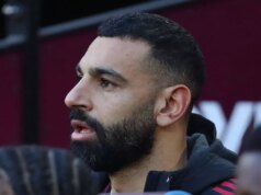 Mohamed Salah sa obáva, že Arne Slot opäť vyradí hviezdu Liverpoolu LONDÝN, ANGLICKO - 30. NOVEMBRA: Mohamed Salah z Liverpoolu na striedačke počas zápasu Premier League medzi West Ham United a Liverpoolom na londýnskom štadióne 30. novembra 2025 v Londýne v Anglicku. (Foto: Izzy Poles - AMA/Getty Images)