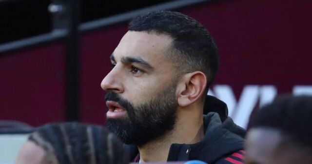 Mohamed Salah sa obáva, že Arne Slot opäť vyradí hviezdu LONDÝN, ANGLICKO - 30. NOVEMBRA: Mohamed Salah z Liverpoolu na striedačke počas zápasu Premier League medzi West Ham United a Liverpoolom na londýnskom štadióne 30. novembra 2025 v Londýne v Anglicku. (Foto: Izzy Poles - AMA/Getty Images)
