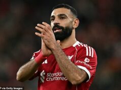 Mohamed Salah sa ospravedlnil spoluhráčom z Liverpoolu po tom, čo ho „hodili pod autobus“, prezrádza Curtis Jones – keď hádže svoju podporu za Egypťana Mo Salah sa ospravedlnil svojim spoluhráčom z Liverpoolu po jeho neslávnom vyčíňaní, bolo odhalené