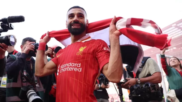 Mohamed Salah zhodil bombu, zabil Arneho slot za to, že Mohamed Salah zhodil bombu, zabil Arneho slot za to, že ho hodil pod autobus