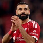 Senegalský Sadio Mane (L) utešuje Egypťana Mohameda Salaha (R) na konci finálového zápasu Afrického pohára národov (CAN) 2021 medzi Senegalom a Egyptom na Stade d'Olembe v Yaounde, Kamerun