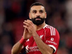 Mohamed Salah zostal v slzách, keď spoluhráč z Liverpoolu ukázal svoju pravú tvár Senegalský Sadio Mane (L) utešuje Egypťana Mohameda Salaha (R) na konci finálového zápasu Afrického pohára národov (CAN) 2021 medzi Senegalom a Egyptom na Stade d'Olembe v Yaounde, Kamerun