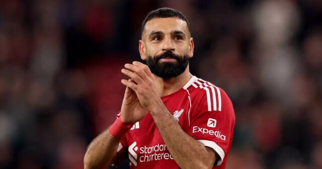 Mohamed Salah zostal v slzách, keď spoluhráč z Liverpoolu ukázal Senegalský Sadio Mane (L) utešuje Egypťana Mohameda Salaha (R) na konci finálového zápasu Afrického pohára národov (CAN) 2021 medzi Senegalom a Egyptom na Stade d'Olembe v Yaounde, Kamerun