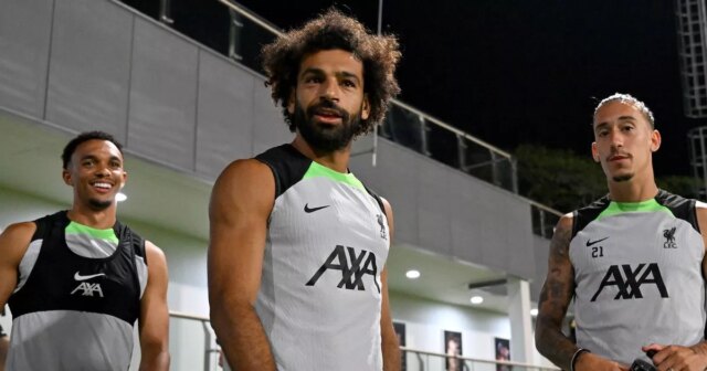 Mohamed Salah, Trent Alexander-Arnold a Kostas Tsimikas z Liverpoolu počas tréningu