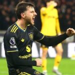 Obrázok zobrazuje stĺpcový graf porovnávajúci minúty Masona Mounta v Premier League za Manchester United počas troch sezón. Sezóna 2024-25 má doteraz najvyšší zaznamenaný počet minút 621. Sezóna 2025-26 je tesne pozadu s 585 minútami. Sezóna 2023-24 mala najmenej minút 513. Zdroj údajov sa pripisuje spoločnosti Opta.