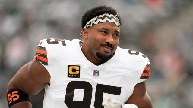 Myles Garrett z Browns hovorí, že by bolo „špeciálne“ prekonať rekord oproti Aaronovi Rodgersovi
