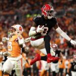 NFL skóre: Falcons kazia Bucsove nádeje na play-off za veľkou nocou Kylea Pittsa
