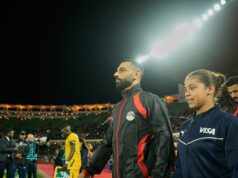 Na turné s Mohamedom Salahom: LEWIS STEELE vystopoval hviezdu Liverpoolu do Maroka – toto je zmena, ktorú si všimol v egyptskom zákulisí na AFCON, a ako si Salahovi spojenci myslia, že Arne Slot môže ukončiť občiansku vojnu dvojice, keď sa objavia saudskoarabské kluby. Mohamed Salah bol v pondelok večer späť na futbalovom ihrisku a robil to, čo vie najlepšie, pričom prvýkrát začal zápas presne po mesiaci, keď sa Egypt v Agadire postavil proti Zimbabwe.