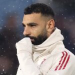 Mohamed Salah z Liverpoolu sa pozerá počas rozcvičky pred zápasom Premier League medzi Leeds United a Liverpoolom na Elland Road 6. decembra 2025 v Leedse v Anglicku.