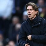 Dánsky hlavný tréner Tottenhamu Hotspur Thomas Frank gestikuluje na čiare počas futbalového zápasu anglickej Premier League medzi Tottenhamom Hotspur a Brentfordom na štadióne Tottenham Hotspur v Londýne 6. decembra 2025.