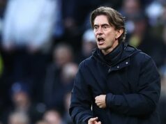 Najnovšie dátumy zranení Tottenhamu a dátumy návratu vs. Slavia Praha – Solanke, Kulusevski, Maddison Dánsky hlavný tréner Tottenhamu Hotspur Thomas Frank gestikuluje na čiare počas futbalového zápasu anglickej Premier League medzi Tottenhamom Hotspur a Brentfordom na štadióne Tottenham Hotspur v Londýne 6. decembra 2025.