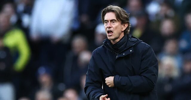 Dánsky hlavný tréner Tottenhamu Hotspur Thomas Frank gestikuluje na čiare počas futbalového zápasu anglickej Premier League medzi Tottenhamom Hotspur a Brentfordom na štadióne Tottenham Hotspur v Londýne 6. decembra 2025.