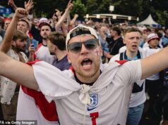 Najnovšie poburujúce získavanie peňazí na majstrovstvách sveta: Teraz musia futbaloví fanúšikovia vybrať 10 libier, aby mohli sledovať zápasy na veľkých obrazovkách vo fanúšikovských zónach v New Yorku Najnovšie poburujúce získavanie peňazí na majstrovstvách sveta: Teraz musia futbaloví fanúšikovia vybrať 10 libier, aby mohli sledovať zápasy na veľkých obrazovkách vo fanúšikovských zónach v New Yorku