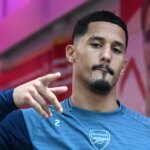 William Saliba pózuje v top Arsenalu.