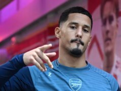 Najnovšie správy o zranení Arsenalu pre Brentford s novou aktualizáciou Williama Salibu, keď sa objaví skrytá podpora William Saliba pózuje v top Arsenalu.