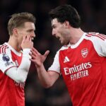 Martin Odegaard z Arsenalu (uprostred) víta fanúšikov po víťazstve v zápase Premier League na štadióne Hill Dickinson v Liverpoole. Dátum fotografie: sobota 20.12.2025