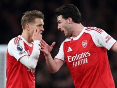 Najnovšie z Arsenalu: Arteta vyzdvihuje kroky Odegaarda, keď Rice podporil novú úlohu Martin Odegaard z Arsenalu (uprostred) víta fanúšikov po víťazstve v zápase Premier League na štadióne Hill Dickinson v Liverpoole. Dátum fotografie: sobota 20.12.2025