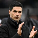 Mikel Arteta z Arsenalu tlieska fanúšikom po prehre v zápase Premier League medzi Aston Villou a Arsenalom vo Villa Parku