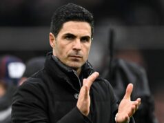 Najnovšie z Arsenalu: Gunners odovzdali klubu Bruggy podporu, keď sa objavila príležitosť UEFA Mikel Arteta z Arsenalu tlieska fanúšikom po prehre v zápase Premier League medzi Aston Villou a Arsenalom vo Villa Parku