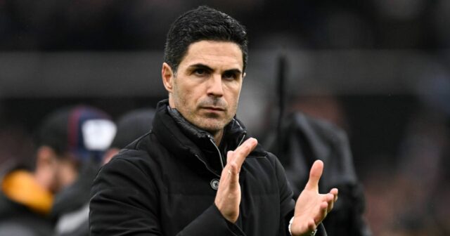 Najnovšie z Arsenalu: Gunners odovzdali klubu Bruggy podporu, keď sa Mikel Arteta z Arsenalu tlieska fanúšikom po prehre v zápase Premier League medzi Aston Villou a Arsenalom vo Villa Parku