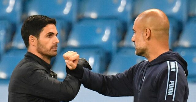 Španielsky hlavný tréner Arsenalu Mikel Arteta (vľavo) si na konci zápasu narazil ruky so španielskym manažérom Manchestru City Pepom Guardiolom (vpravo) počas futbalového zápasu anglickej Premier League medzi Manchester City a Arsenal na Etihad Stadium v ​​Manchestri v severozápadnom Anglicku 17. júna 2020.
