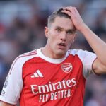 Brazílsky obranca Arsenalu #06 Gabriel Magalhaes (L) a španielsky obranca Arsenalu #36 Martin Zubimendi (R) reagujú na záver futbalového zápasu anglickej Premier League medzi Arsenalom a Brightonom a Hove Albionom na Emirates Stadium v ​​Londýne 27. decembra 2025.