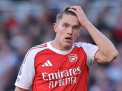 Najnovšie z Arsenalu: Viktor Gyokeres má obavy z januárového prestupového plánu Mikela Artetu Brazílsky obranca Arsenalu #06 Gabriel Magalhaes (L) a španielsky obranca Arsenalu #36 Martin Zubimendi (R) reagujú na záver futbalového zápasu anglickej Premier League medzi Arsenalom a Brightonom a Hove Albionom na Emirates Stadium v Londýne 27. decembra 2025.