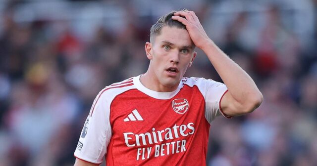 Brazílsky obranca Arsenalu #06 Gabriel Magalhaes (L) a španielsky obranca Arsenalu #36 Martin Zubimendi (R) reagujú na záver futbalového zápasu anglickej Premier League medzi Arsenalom a Brightonom a Hove Albionom na Emirates Stadium v ​​Londýne 27. decembra 2025. 