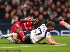 Najprv nemal formu, teraz má Alexander Isak smolu po súboji s Mickym van de Venom, ktorý vyvolal v Liverpoole vzrušenie – ich muž za 125 miliónov libier si musí klásť otázku, či si niekedy oddýchne, píše DOMINIC KING Alexandra Isaka prekopol Micky van de Van počas súboja Liverpoolu s Tottenhamom