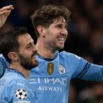 John Stones z Manchestru City oslavuje strelenie tretieho gólu svojho tímu so spoluhráčom Bernardom Silvom počas zápasu MD3 fázy Ligy majstrov UEFA 2024/25 medzi Manchestrom City a AC Sparta Praha na City of Manchester Stadium 23. októbra 2024 v anglickom Manchestri.