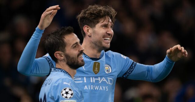 John Stones z Manchestru City oslavuje strelenie tretieho gólu svojho tímu so spoluhráčom Bernardom Silvom počas zápasu MD3 fázy Ligy majstrov UEFA 2024/25 medzi Manchestrom City a AC Sparta Praha na City of Manchester Stadium 23. októbra 2024 v anglickom Manchestri.