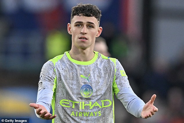 Najviac znehodnotení futbalisti roku 2025: Ktorá hviezda Premier League si Phil Foden z Manchestru City je podľa Transfermarkt najlepším futbalistom, ktorého hodnota za rok 2025 klesla najviac.