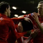 Manažér Liverpoolu Kenny Dalglish prichádza 6. júla 2011 v Liverpoole v Anglicku na tréningové ihrisko Melwood s Charliem Adamom, ktorý je tam na lekárskej prehliadke pred prestupom z Blackpoolu.