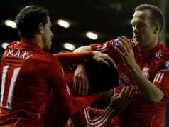 Navštívil som doma šéfa Liverpoolu, aby som sa porozprával o prestupoch, ale urobil som mu šálku čaju v pyžame Manažér Liverpoolu Kenny Dalglish prichádza 6. júla 2011 v Liverpoole v Anglicku na tréningové ihrisko Melwood s Charliem Adamom, ktorý je tam na lekárskej prehliadke pred prestupom z Blackpoolu.