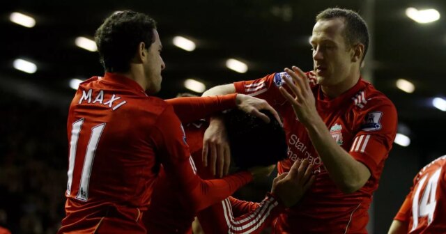 Navštívil som doma šéfa Liverpoolu, aby som sa porozprával o Manažér Liverpoolu Kenny Dalglish prichádza 6. júla 2011 v Liverpoole v Anglicku na tréningové ihrisko Melwood s Charliem Adamom, ktorý je tam na lekárskej prehliadke pred prestupom z Blackpoolu.