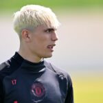 Bruno Fernandes z Manchestru United (L) sa rozpráva s Alejandrom Garnachom z Manchestru United počas zápasu MD7 fázy Európskej ligy UEFA 2024/25 medzi Manchestrom United a Rangers FC na Old Trafford 23. januára 2025 v Manchestri v Anglicku.