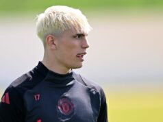 Názor na Alejandra Garnacha zo šatne Man Utd prezradil bývalý spoluhráč Bruno Fernandes z Manchestru United (L) sa rozpráva s Alejandrom Garnachom z Manchestru United počas zápasu MD7 fázy Európskej ligy UEFA 2024/25 medzi Manchestrom United a Rangers FC na Old Trafford 23. januára 2025 v Manchestri v Anglicku.