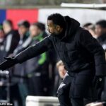 Wilfried Nancy sa snaží dostať svoje posolstvo medzi hráčov počas porážky 2:1 v Tannadiciach