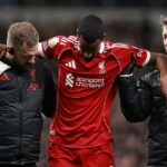 Alexander Isak nemôže na Anfielde chytiť prestávku, zranil sa len po svojom druhom ligovom góle