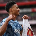 Ollie Watkins z Aston Villy oslavuje skórovanie proti Arsenalu
