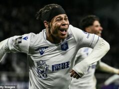 Newcastle Confidential: Nové ciele na užšom prestupovom zozname odhalené ako Saudská Arábia pumpuje hotovosť, Toon hviezdy, ktoré by mohli ísť, Matt Targett pripomína pravdu, zranenia Svena Botmana a Willa Osulu… a nehoda autobusu! Útočný stredopoliar Auxerre Kevin Danois (21) je na zozname potenciálnych cieľov Newcastlu.