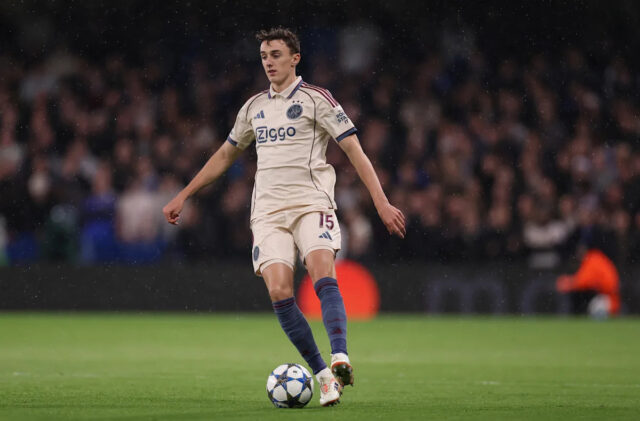 Newcastle United Lock Horns s Crystal Palace podpíše 22-ročného všestranného Download app from appStore