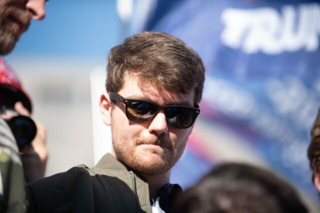 Nick Fuentes odhaľuje, ako Kanye West reagoval na podcaster pomocou Nick Fuentes odhaľuje, ako Kanye West reagoval na podcaster pomocou „N-slova“