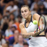 Nick Kyrgios porazil Arynu Sabalenkovú v zápase „Battle of the Sexes“ v roku 2025