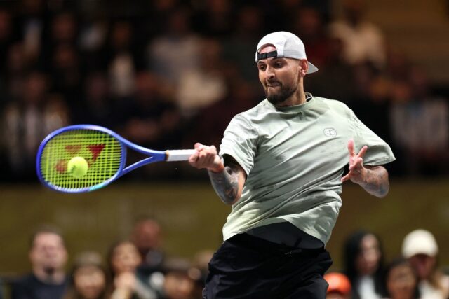 Nick Kyrgios gestikuluje k davu (Amy Alfiky/POOL/PA Wire)