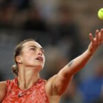 Kyrgios a Sabalenka budú mať po jednom podaní a ženská jednička bude brániť menšiu stranu kurtu (Getty Images)